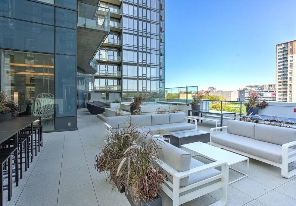 Beautiful Downtown Condo With Pool And Parking Montreal Exterior photo