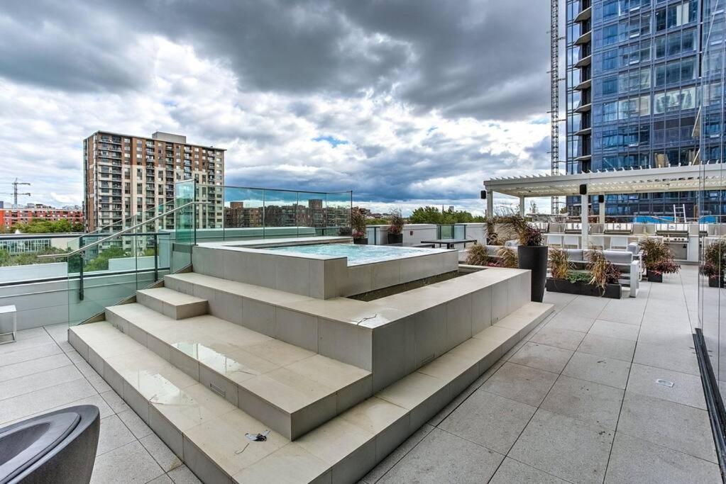 Beautiful Downtown Condo With Pool And Parking Montreal Exterior photo