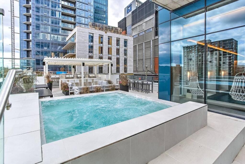 Beautiful Downtown Condo With Pool And Parking Montreal Exterior photo